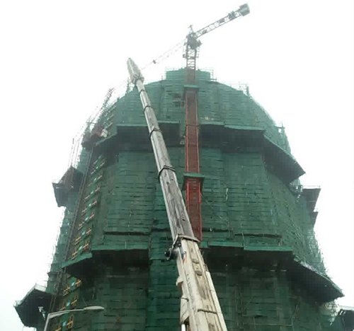张家界吊车在工地上作业